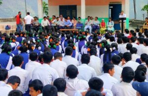 हिमाचल बोर्ड टॉपर्स के लिए हिमरनर कंपनी की सौगात: पनाेग स्कूल में वितरित किए ट्रैकसूट