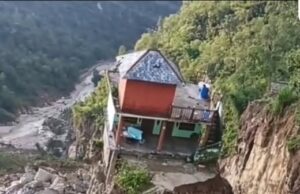 सिर्फ एक घर बचा — बाकी गांव तबाह! ये तस्वीर आपको हिला देगी