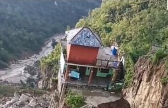सिर्फ एक घर बचा — बाकी गांव तबाह! ये तस्वीर आपको हिला देगी