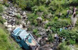 जम्मू-कश्मीर: उधमपुर में CRPF की बस खाई में गिरी, 3 जवान बलिदान, 15 घायल