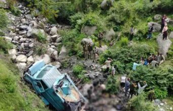 जम्मू-कश्मीर: उधमपुर में CRPF की बस खाई में गिरी, 3 जवान बलिदान, 15 घायल
