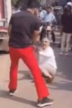 कलयुग की शर्मनाक तस्वीर — राजधानी की सड़क पर बुजुर्ग के साथ जो हुआ… देखकर आएगा गुस्सा … इंसानियत को पीछे छोड़ गई ये घटना