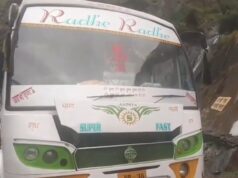 चंबा में हादसा: श्रद्धालुओं से भरी बस पर पहाड़ी से गिरी विशाल चट्टान, 21 वर्षीय युवक की थम गई सांसें, 5 घायल चंबा-भरमौर राष्ट्रीय राजमार्ग 154ए पर गैहरा के पास श्रद्धालुओं से भरी बस पर पहाड़ी से गिरी विशाल चट्टान। हादसे में बस का अगला हिस्सा क्षतिग्रस्त हुआ, एक युवक की मौत और पांच लोग घायल हुए।"